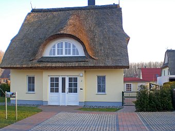 Nord-Ansicht, Eingangsbereich mit drei Stellplätzen