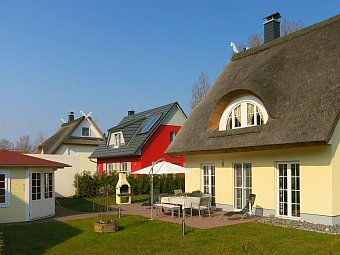 Ferienhaus Sonnenschein: Süd-Ost-Ansicht, Blick auf Terrasse, Grillkamin und Gartenhaus