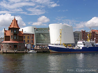 Blick auf das "Ozeaneum" in der Hansestadt Stralsund vom Wasser aus (Quelle: Wikipedia, Foto: Klugschnacker)