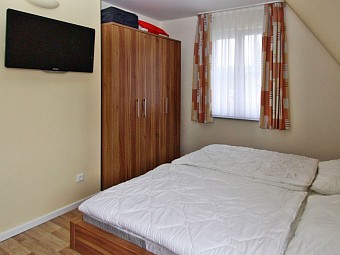 Ein Blick in ein Schlafzimmer im Obergeschoss