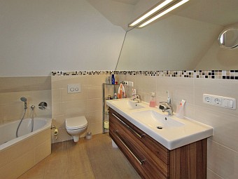 Bad mit Eckabdewanne, Dusche, WC und Doppelwaschtisch im Obergeschoss