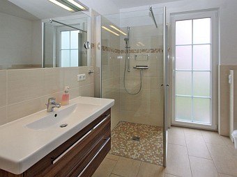 Bad mit Dusche und WC im EG